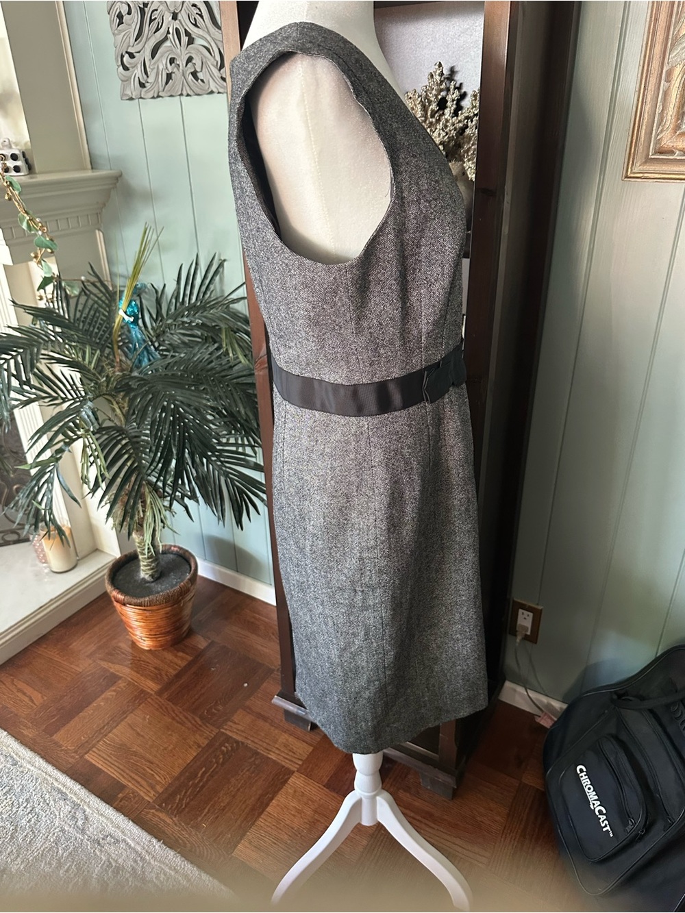 Banana Republic Wool Blend V-Neck Sheath Dress with Black Belt - Picture 2 of 6